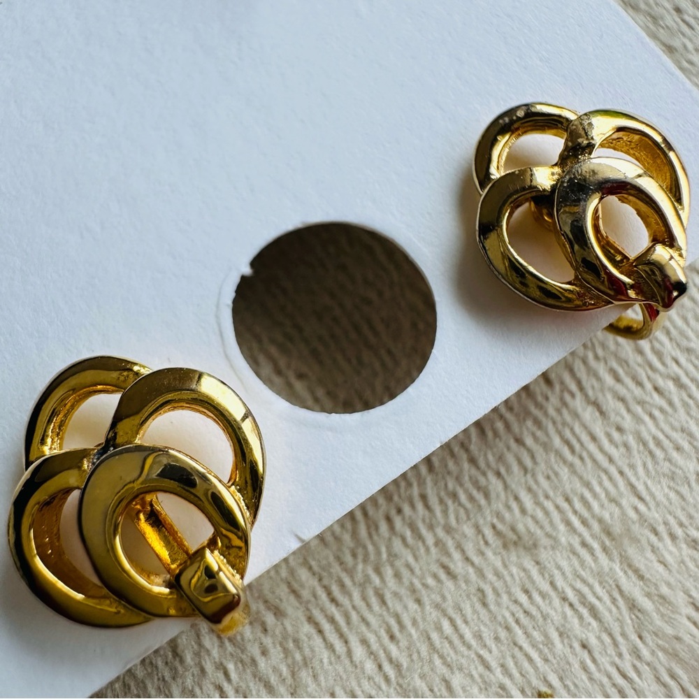 ✨ Vintage Gold Tone Interlocking Knot Clip-On Earrings